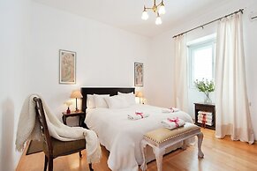 Bright and Charming 1BR Apt Near Shore