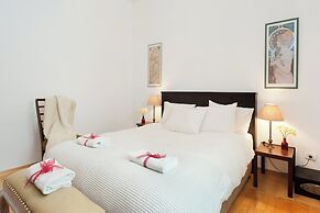 Bright and Charming 1BR Apt Near Shore