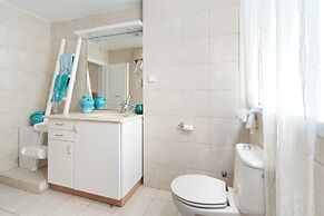 Bright and Charming 1BR Apt Near Shore