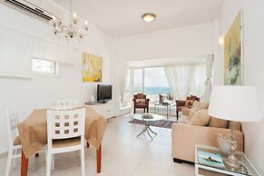 Bright and Charming 1BR Apt Near Shore