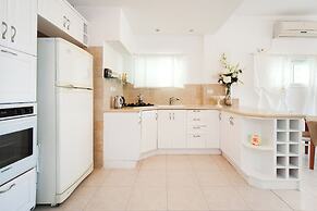 Bright and Charming 1BR Apt Near Shore