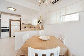 Bright and Charming 1BR Apt Near Shore