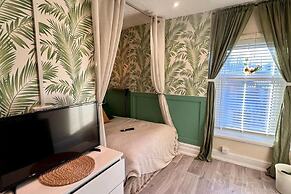 Tropical Hideaway Studio Apartment