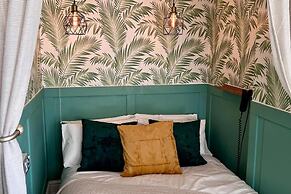 Tropical Hideaway Studio Apartment