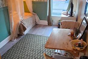 Tropical Hideaway Studio Apartment