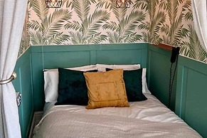 Tropical Hideaway Studio Apartment