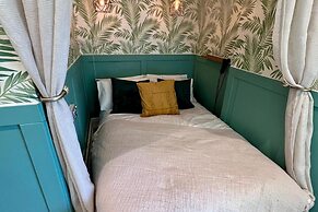 Tropical Hideaway Studio Apartment