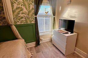 Tropical Hideaway Studio Apartment