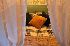 Tropical Hideaway Studio Apartment