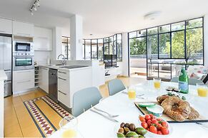 Spacious 3BR Penthouse w Rooftop