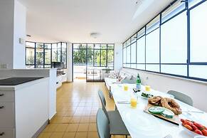 Spacious 3BR Penthouse w Rooftop