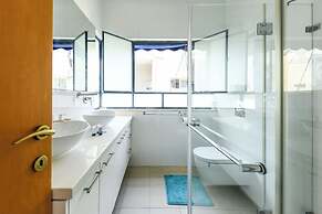 Spacious 3BR Penthouse w Rooftop