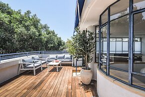 Spacious 3BR Penthouse w Rooftop