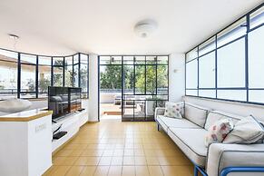 Spacious 3BR Penthouse w Rooftop