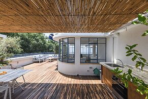 Spacious 3BR Penthouse w Rooftop