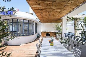 Spacious 3BR Penthouse w Rooftop