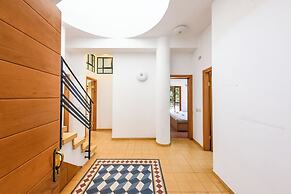 Spacious 3BR Penthouse w Rooftop