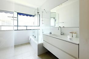 Spacious 3BR Penthouse w Rooftop