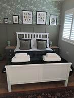 1-bed Apartment - Sleeps 2 & Private Parking