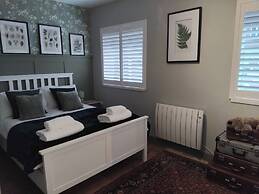 1-bed Apartment - Sleeps 2 & Private Parking
