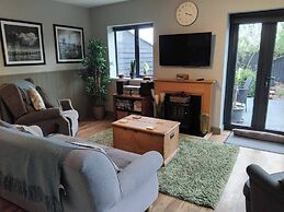 1-bed Apartment - Sleeps 2 & Private Parking