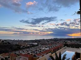 Enjoy Sunsets at Fully Equipped 2BR Oceanside View