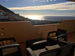 Enjoy Sunsets at Fully Equipped 2BR Oceanside View