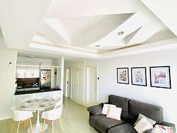 Enjoy Sunsets at Fully Equipped 2BR Oceanside View