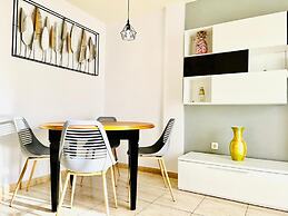 Spacious 2 BR Golden Apartment