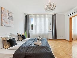 SKY9 Apartments District 18