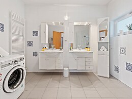 SKY9 Apartments District 18