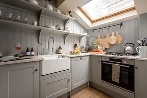 Charming Mews House in Historic Winchester