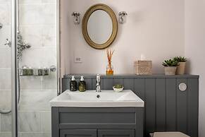 Charming Mews House in Historic Winchester