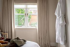 Charming Mews House in Historic Winchester