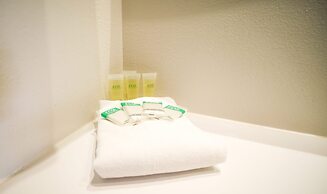 Entire Studio With Free Shuttle to Disney