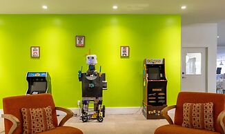 Entire Studio With Free Shuttle to Disney