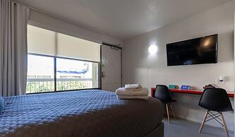 Entire Studio With Free Shuttle to Disney