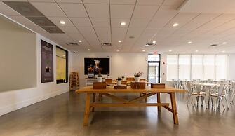 Entire Studio With Free Shuttle to Disney