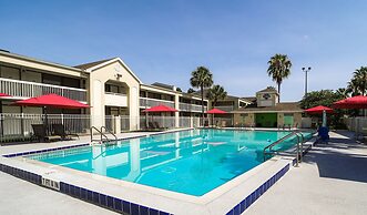 Entire Studio With Free Shuttle to Disney