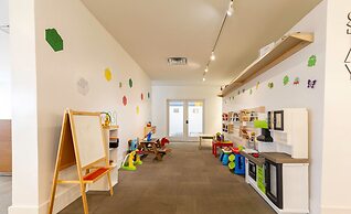 Entire Studio With Free Shuttle to Disney