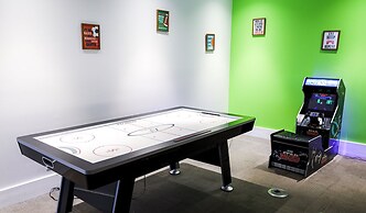 Entire Studio With Free Shuttle to Disney