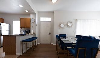 Amazing Family Townhouse Minutes From the Parks