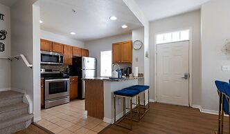 Amazing Family Townhouse Minutes From the Parks