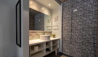 Entire Studio With Free Shuttle to Disney