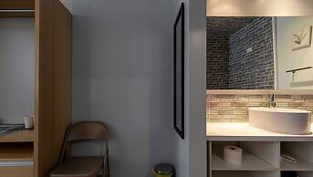 Entire Studio With Free Shuttle to Disney