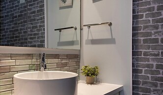 Entire Studio With Free Shuttle to Disney