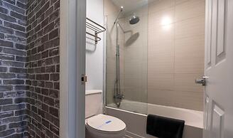 Entire Studio With Free Shuttle to Disney