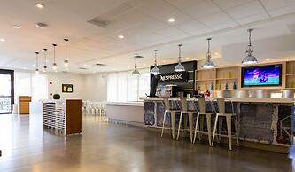 Entire Studio With Free Shuttle to Disney