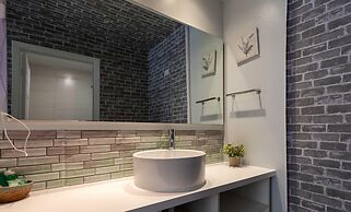 Entire Studio With Free Shuttle to Disney