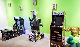 Entire Studio With Free Shuttle to Disney